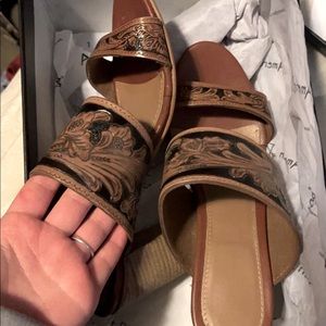 Selling these cute high heels I love them just don’t wear them. Never been worn